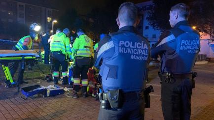Agentes de la Policía Municipal observan el trabajo de los sanitarios de Emergencias Madrid