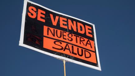 Una pancarta con la frase "Se vende nuestra salud" durante la manifestación por la sanidad pública en Madrid del pasado domingo.
