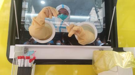 Un trabajador sanitario guarda muestras en una unidad móvil de control del covid-19 en Wuhan.