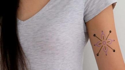Imagen de un tatuaje inteligente en el brazo de una mujer