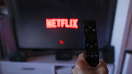 Un usuario se conecta a la plataforma Netflix en su televisión