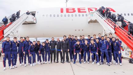 Los jugadores de la selección española, antes de embarcar rumbo a Jordania