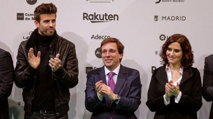 El futbolista Gerard Piqué junto a José Luis Martínez-Almeida e Isabel Díaz Ayuso.

