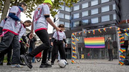 Protesta simbólica por los derechos LGBTI+ frente a la sede del Museo de la FIFA en Zurich.