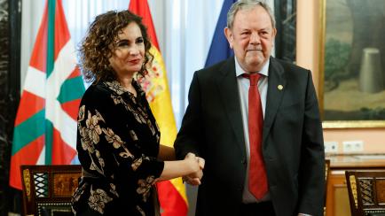 La ministra de Hacienda, María Jesús Montero saluda al consejero de Economía y Hacienda, Pedro Azpiazu.