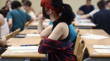 Una alumna se enfrenta al examen de Selectividad