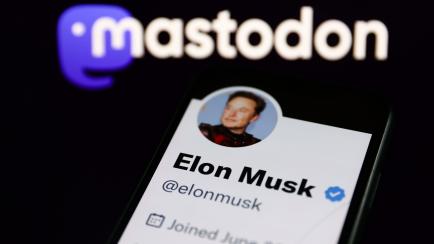 Foto de archivo de Mastodon y la cuenta de Twitter de Elon Musk.