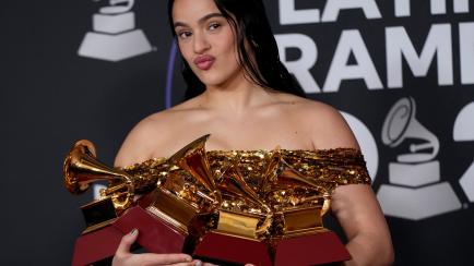 Rosalía posa con todos los Latin Grammy cosechados esta noche 