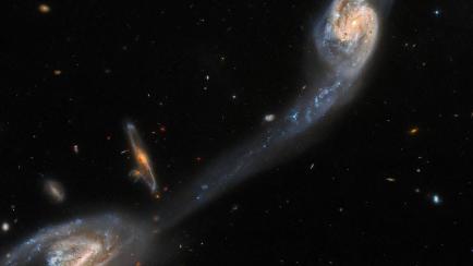El Hubble inspecciona un par de rarezas espaciales