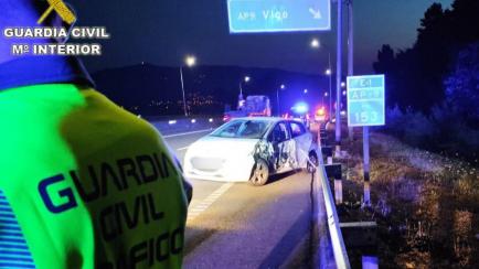Un coche accidentado a la altura de Vigo.