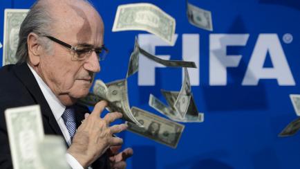 Sepp Blatter, avergonzado tras la lluvia de billetes falsos como protesta durante una de sus intervenciones en 2015