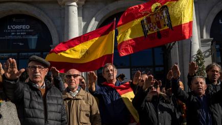 Asistentes al homenaje a Franco en la Plaza de Oriente de Madrid. 