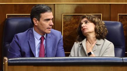 Pedro Sánchez y María Jesús Montero hablan durante una sesión en el Congreso 