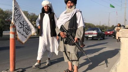 Soldados talibanes patrullan las afueras del Ministerio del Exterior de Afganistán, en Kabul.