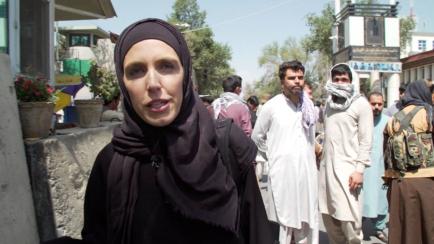 Imagen de Clarissa Ward durante su cobertura en Kabul la capital de Afganistán.
