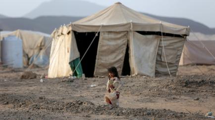 Una niña camina en un campo de refugiados internos en Marib, Yemen, el pasado 5 de abril. 