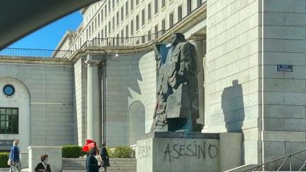 12/10/2020 Vandalizan la estatua de Indalecio Prieto con pintadas de 'Asesino'. 