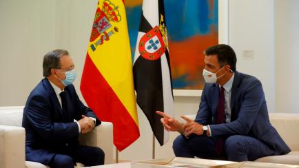 El presidente del Gobierno, Pedro Sánchez, durante la reunión que ha mantenido con el presidente de Ceuta, Juan Jesús Vivas