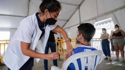 Un joven recibe la vacuna contra el covid en un centro de Sevilla, el 18 de agosto.