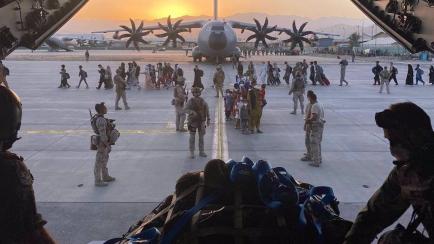 Un avión A400M de Defensa realizando la evacuación de afganos en Kabul.
