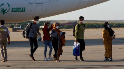 Refugiados afganos, a su llegada a la base de Torrejón de Ardoz (Madrid), el 27 de agosto de 2021.  