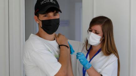 Una enfermera vacuna a un joven en Ogíjares (Granada) el 30 de agosto de 2021. 