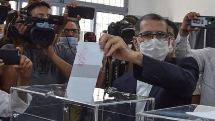 El presidente de Marruecos y candidato del islamista Partido de la Justicia y el Desarrollo, Saadedín el Otmani, vota en un colegio electoral de Salé, ciudad contigua a Rabat.
