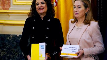 La ministra de Hacienda, María Jesús Montero, lleva las cuentas al Congreso en enero de 2019, que son recibidas por la entonces presidenta de la Cámara, Ana Pastor.
