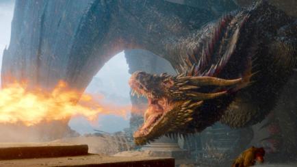 Uno de los dragones de Daenerys quema el trono de hierro en el episodio final de 'Juego de tronos'.