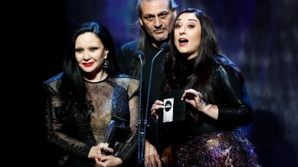 Los cantantes Alaska, Dionisio Martín y María de los Ángeles Muñoz (Camela) en los Premios Odeón.
