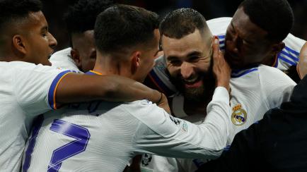Karim Benzema celebra con sus compañeros tras marcar el segundo gol ante el Chelsea.
