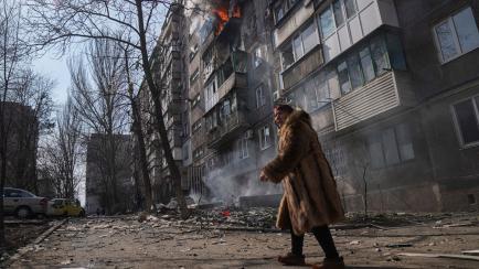 Una mujer camina ante un edificio bombardeado en Mariupol, el pasado 13 de marzo. 