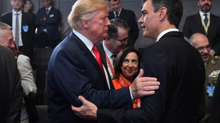 Pedro Sánchez saluda a Donald Trump en la cumbre de la OTAN celebrada en Bruselas en julio de 2018. 