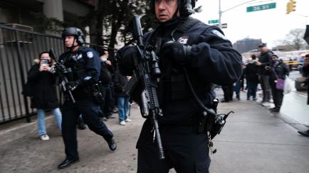 Agentes armados se desplazan de urgencia a las afueras de la estación de la calle 36