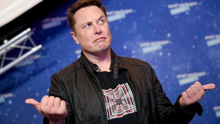 Elon Musk gesticula a su llegada a los Axel Springer Awards en Berlín el 1 de diciembre de 2020.