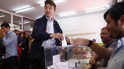 Íñigo Errejón votando.