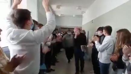 La ovación a un profesor del Instituto Alaitz de Barañain, en Navarra.