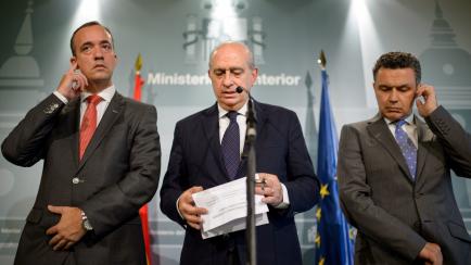 Jorge Fernández Díaz (centro), con Francisco Martínez (izquierda) y Conrado Escobar (derecha), en una rueda de prensa de 2015. 