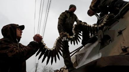 Soldados prorrusos cargan munición en la zona del sur de Mariupol, el pasado 12 de abril. 
