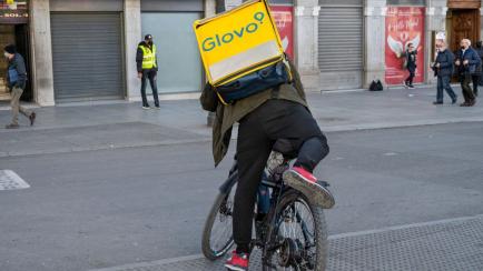 Un repartidor de Glovo, en una calle de Madrid.