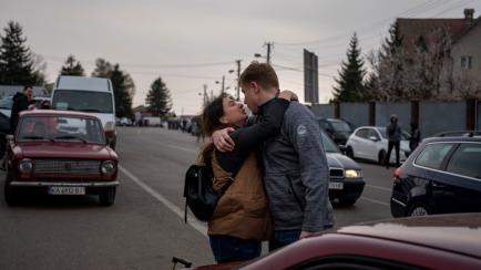 Una pareja ucraniana se despide en la frontera de Shehyni con Polonia, hacia donde ella se dirige para escapar de la guerra, el pasado 15 de abril. 