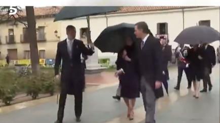 Felipe VI le ofrece un paraguas a Pedro Sánchez.