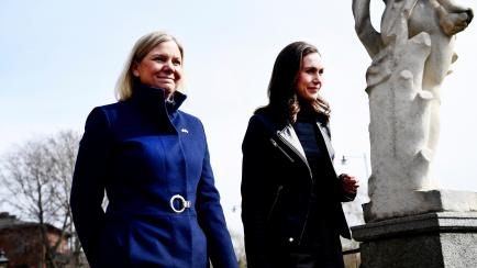 La primera ministra sueca, Magdalena Andersson (i), recibe a la primera ministra finlandesa, Sanna Marin (d), el 13 de abril de 2022 en Estocolmo.