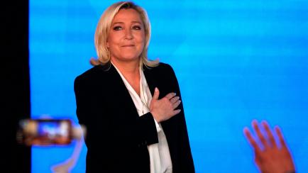 Marine Le Pen da las gracias a sus seguidores tras reconocer su derrota, esta noche, en París. 