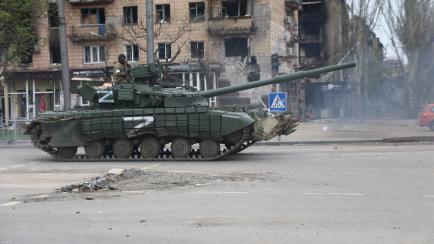 Fuerzas rusas patrullan por Mariúpol con sus tanques