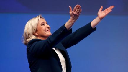 Marine Le Pen lanza besos a sus seguidores, en un acto electoral en París. 