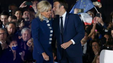 El presidente Emmanuel Macron celebra su reelección junto a su mujer, Brigitte Macron, a los pies de la Torre Eiffel.