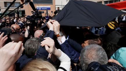 El presidente francés, Emmanuel Macron, durante el incidente en el mercado.