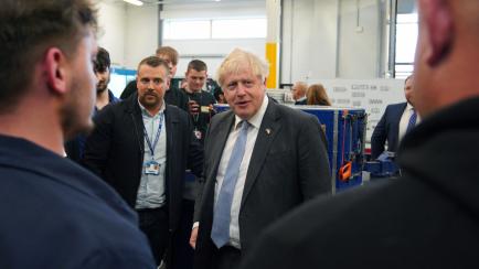 El primer ministro británico, Boris Johnson, en un encuentro con estudiantes durante un acto de campaña en Burnley, Lancashire.