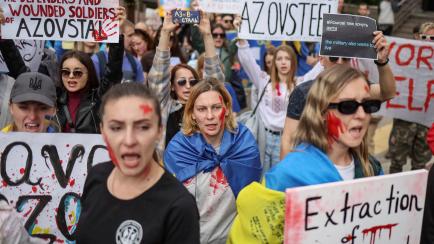 Manifestantes clamando por un corredor humanitario para salvar las vidas de los militares y los civiles que aún resisten el asedio en Azovstal